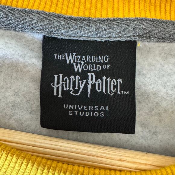 NWT Wizarding World Of Harry Potter Hufflepuff Crewneck Sweatshirt Graphic Gray - Picture 3 of 10